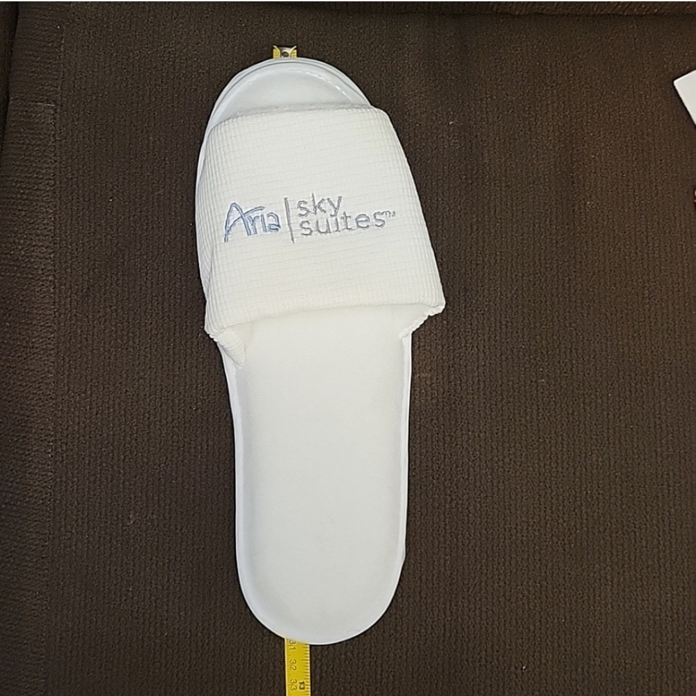 Aria Sky Suites White Slippers Size 11